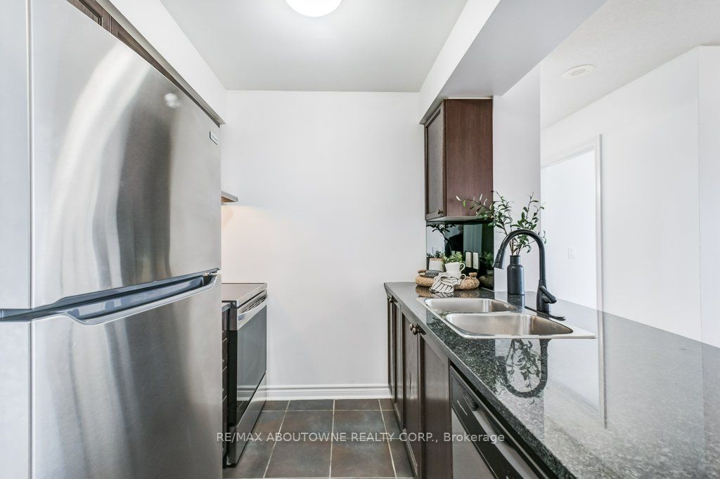 5 – 2325 Central Park Drive, Oakville ‣ W12477053 5 – 2325 Central Park Drive, Oakville ‣ W12477053