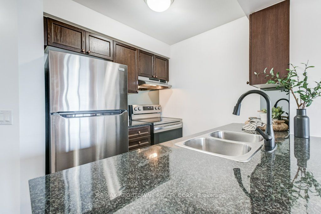 5 – 2325 Central Park Drive, Oakville ‣ W12477053 5 – 2325 Central Park Drive, Oakville ‣ W12477053