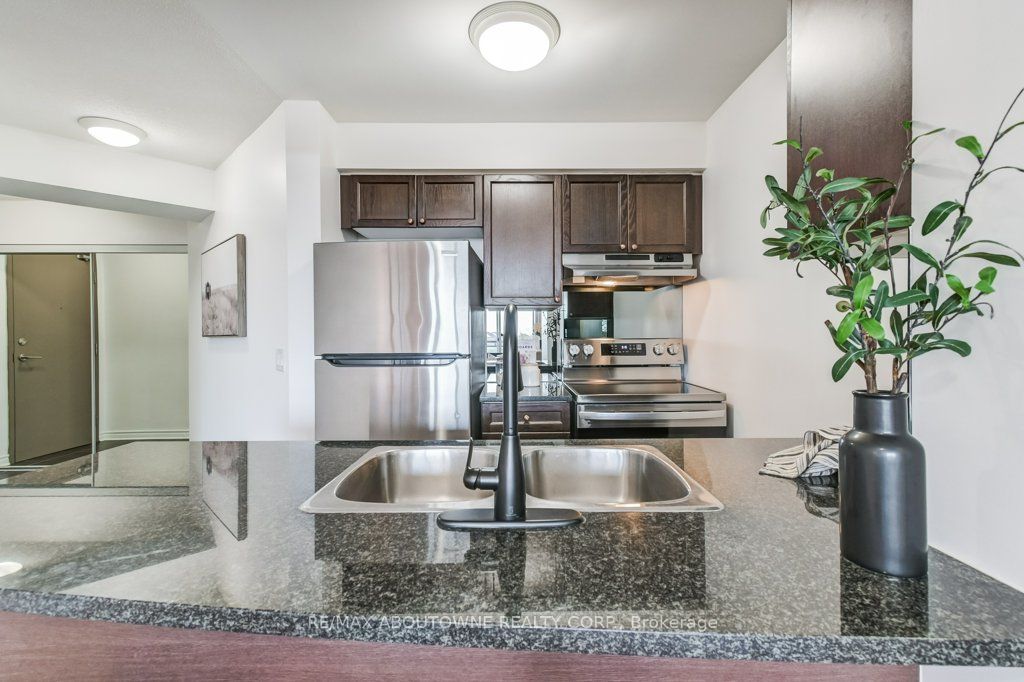5 – 2325 Central Park Drive, Oakville ‣ W12477053 5 – 2325 Central Park Drive, Oakville ‣ W12477053