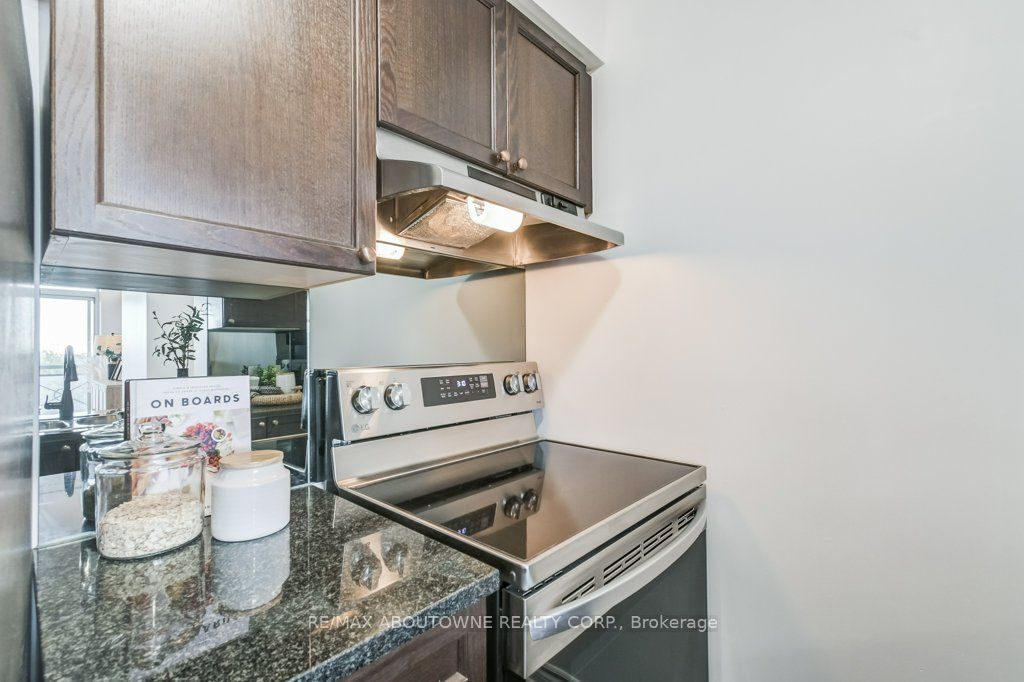 5 – 2325 Central Park Drive, Oakville ‣ W12477053 5 – 2325 Central Park Drive, Oakville ‣ W12477053