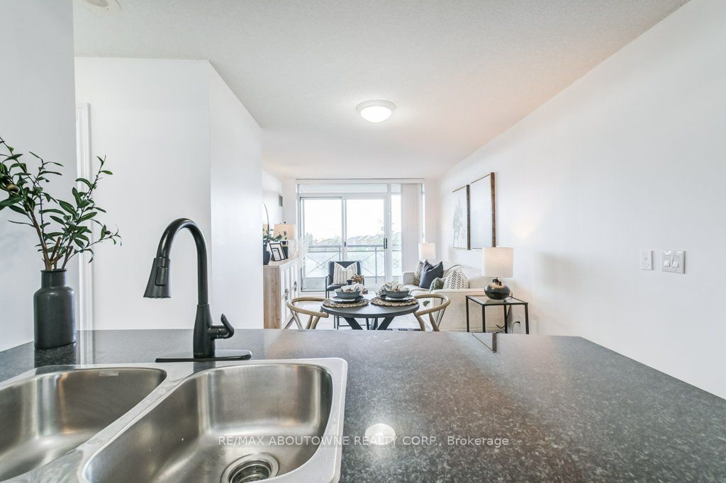 5 – 2325 Central Park Drive, Oakville ‣ W12477053 5 – 2325 Central Park Drive, Oakville ‣ W12477053