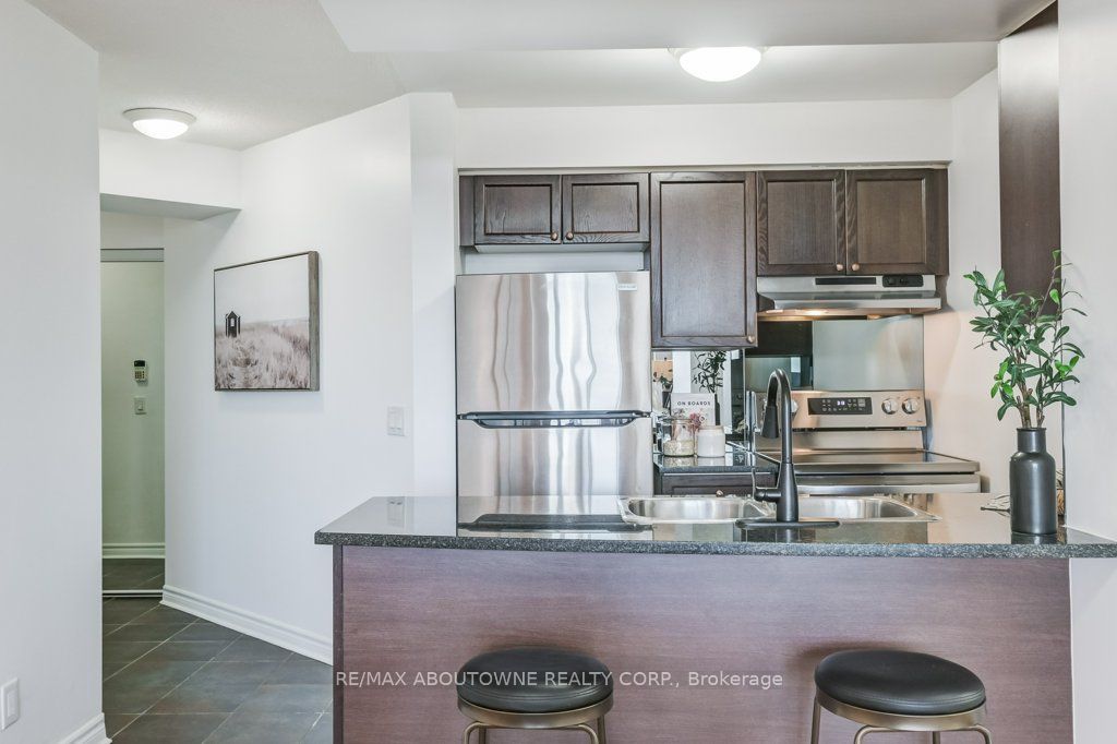 5 – 2325 Central Park Drive, Oakville ‣ W12477053 5 – 2325 Central Park Drive, Oakville ‣ W12477053