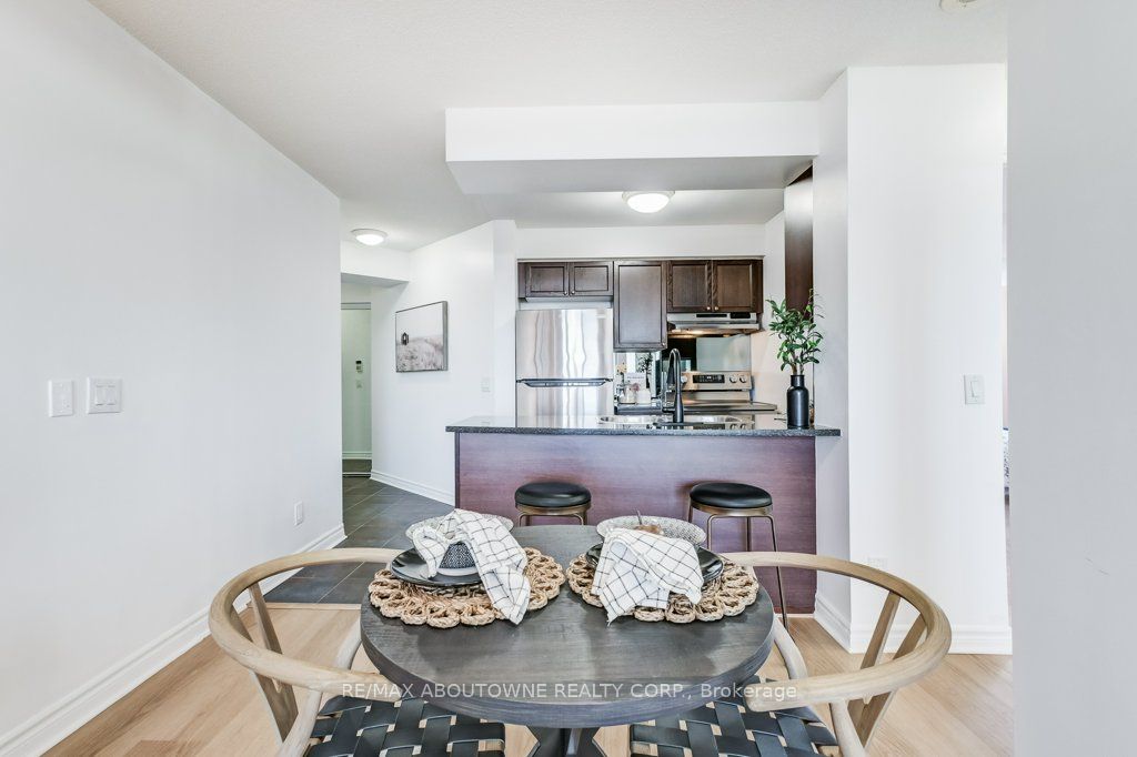 5 – 2325 Central Park Drive, Oakville ‣ W12477053 5 – 2325 Central Park Drive, Oakville ‣ W12477053