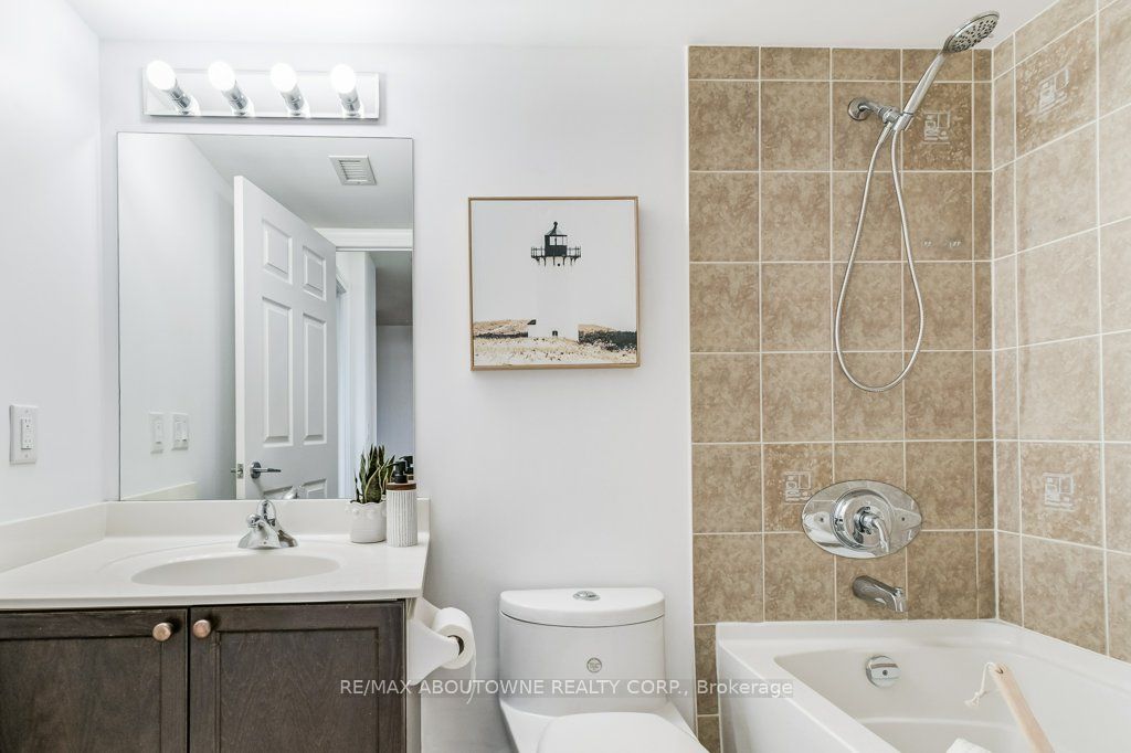 5 – 2325 Central Park Drive, Oakville ‣ W12477053 5 – 2325 Central Park Drive, Oakville ‣ W12477053