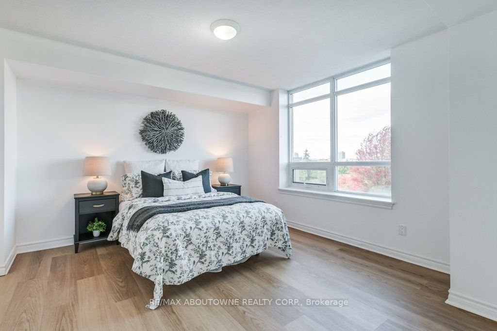 5 – 2325 Central Park Drive, Oakville ‣ W12477053 5 – 2325 Central Park Drive, Oakville ‣ W12477053