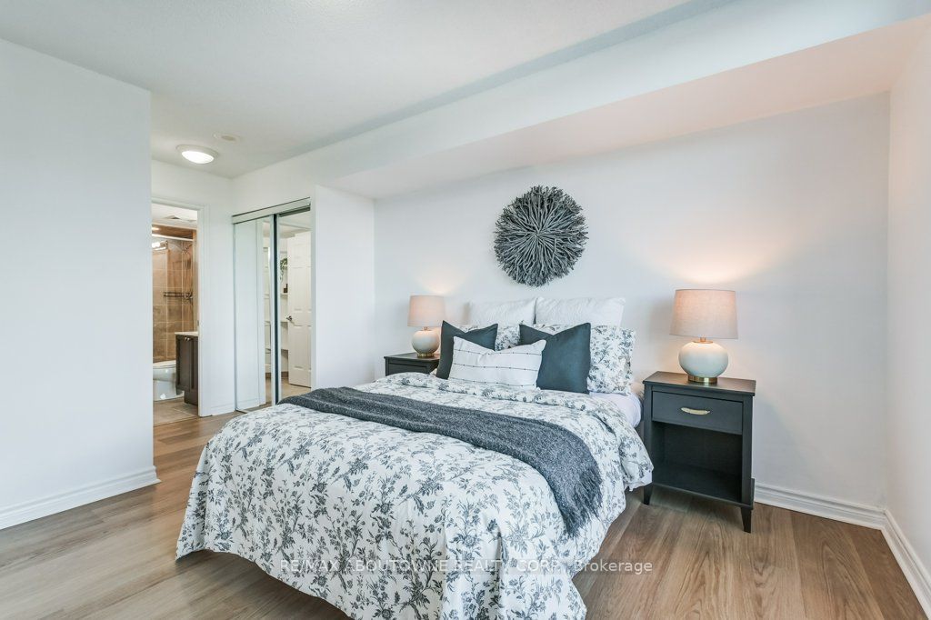 5 – 2325 Central Park Drive, Oakville ‣ W12477053 5 – 2325 Central Park Drive, Oakville ‣ W12477053
