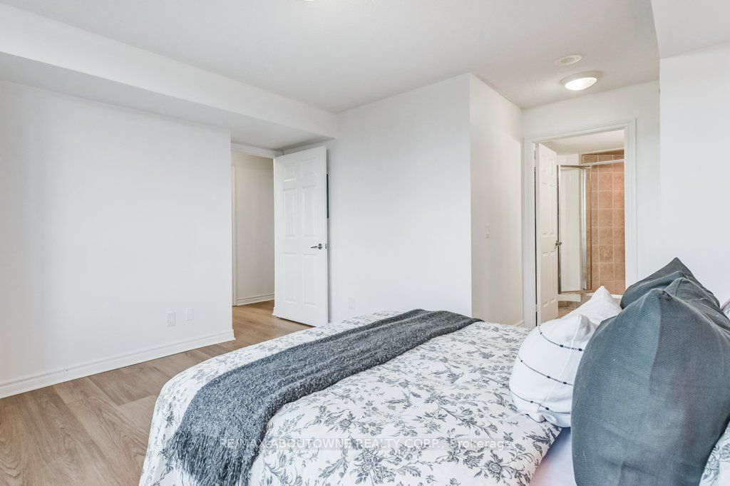 5 – 2325 Central Park Drive, Oakville ‣ W12477053 5 – 2325 Central Park Drive, Oakville ‣ W12477053