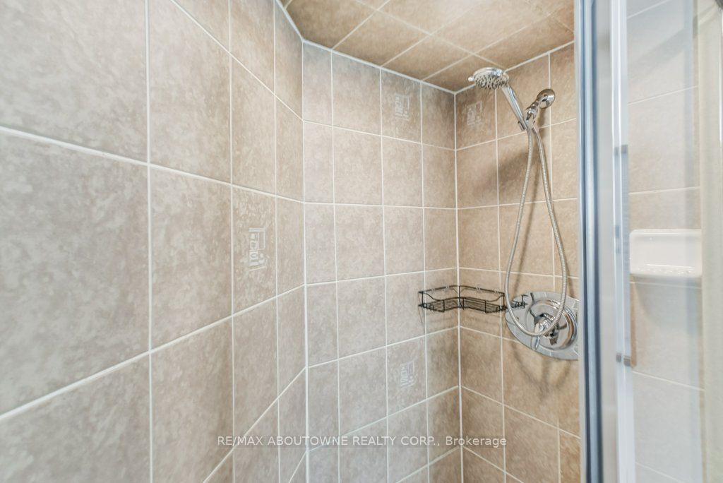5 – 2325 Central Park Drive, Oakville ‣ W12477053 5 – 2325 Central Park Drive, Oakville ‣ W12477053