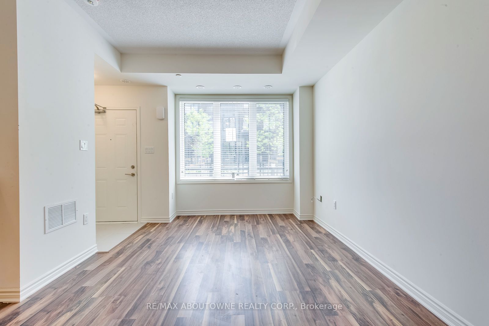 15 – 2212 Bromsgrove Road, Mississauga ‣ W12477067 15 – 2212 Bromsgrove Road, Mississauga ‣ W12477067