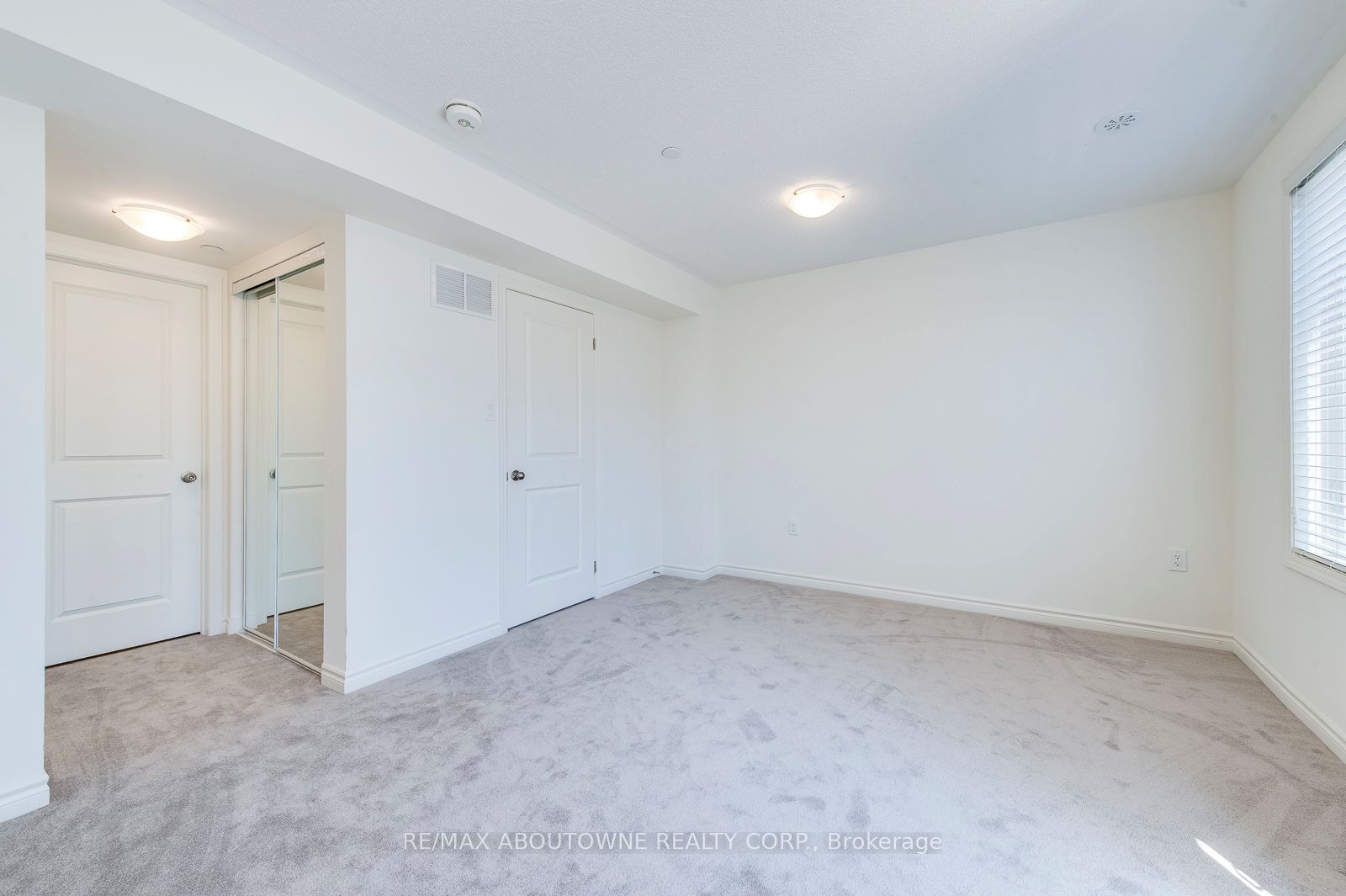 15 – 2212 Bromsgrove Road, Mississauga ‣ W12477067 15 – 2212 Bromsgrove Road, Mississauga ‣ W12477067