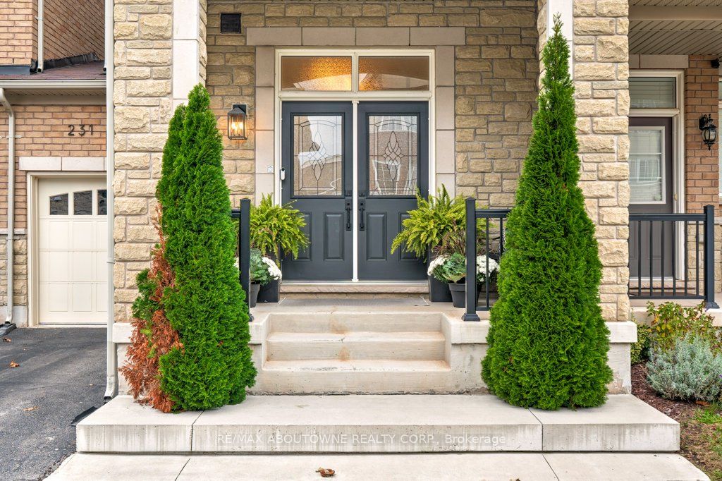 231 Sarah Cline Drive, Oakville ‣ W12478306 231 Sarah Cline Drive, Oakville ‣ W12478306