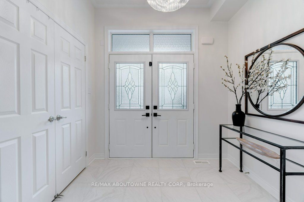 231 Sarah Cline Drive, Oakville ‣ W12478306 231 Sarah Cline Drive, Oakville ‣ W12478306