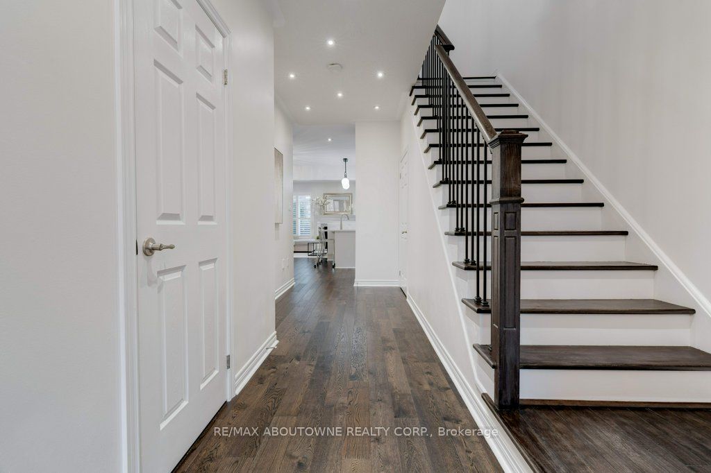 231 Sarah Cline Drive, Oakville ‣ W12478306 231 Sarah Cline Drive, Oakville ‣ W12478306