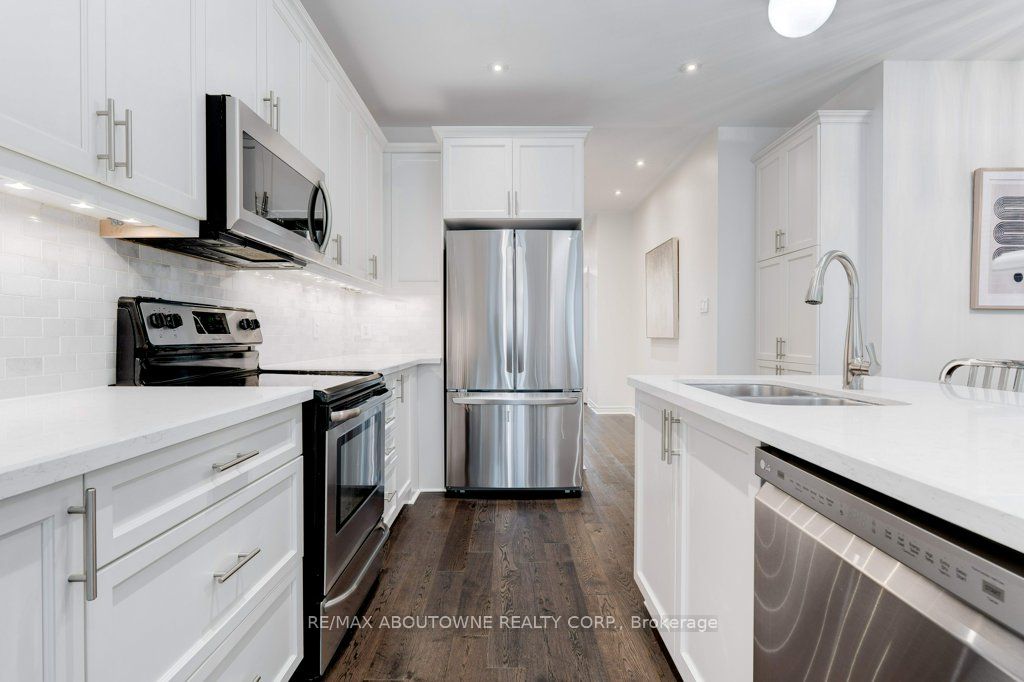 231 Sarah Cline Drive, Oakville ‣ W12478306 231 Sarah Cline Drive, Oakville ‣ W12478306