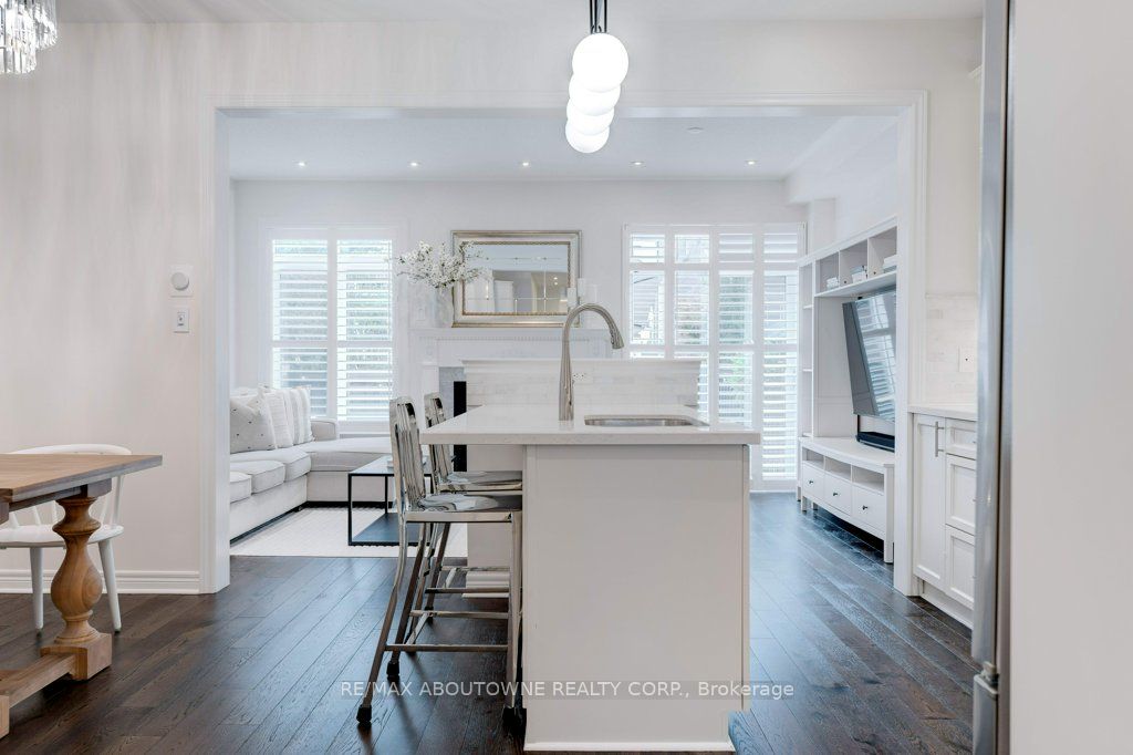 231 Sarah Cline Drive, Oakville ‣ W12478306 231 Sarah Cline Drive, Oakville ‣ W12478306