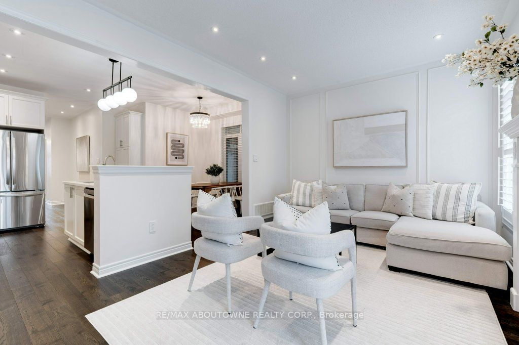 231 Sarah Cline Drive, Oakville ‣ W12478306 231 Sarah Cline Drive, Oakville ‣ W12478306