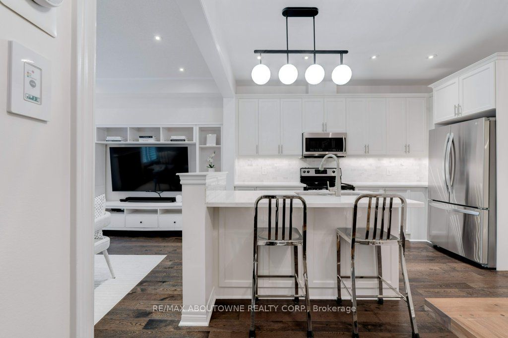 231 Sarah Cline Drive, Oakville ‣ W12478306 231 Sarah Cline Drive, Oakville ‣ W12478306