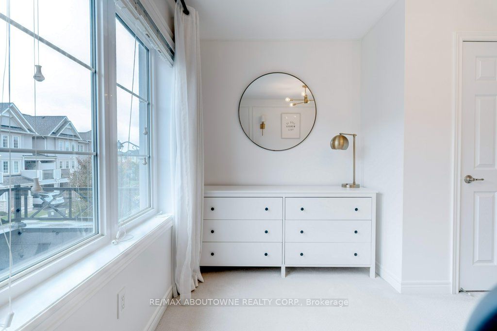 231 Sarah Cline Drive, Oakville ‣ W12478306 231 Sarah Cline Drive, Oakville ‣ W12478306