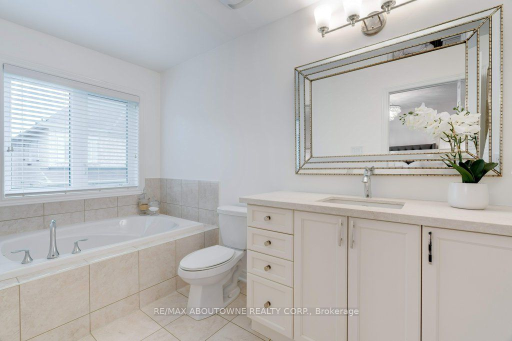 231 Sarah Cline Drive, Oakville ‣ W12478306 231 Sarah Cline Drive, Oakville ‣ W12478306