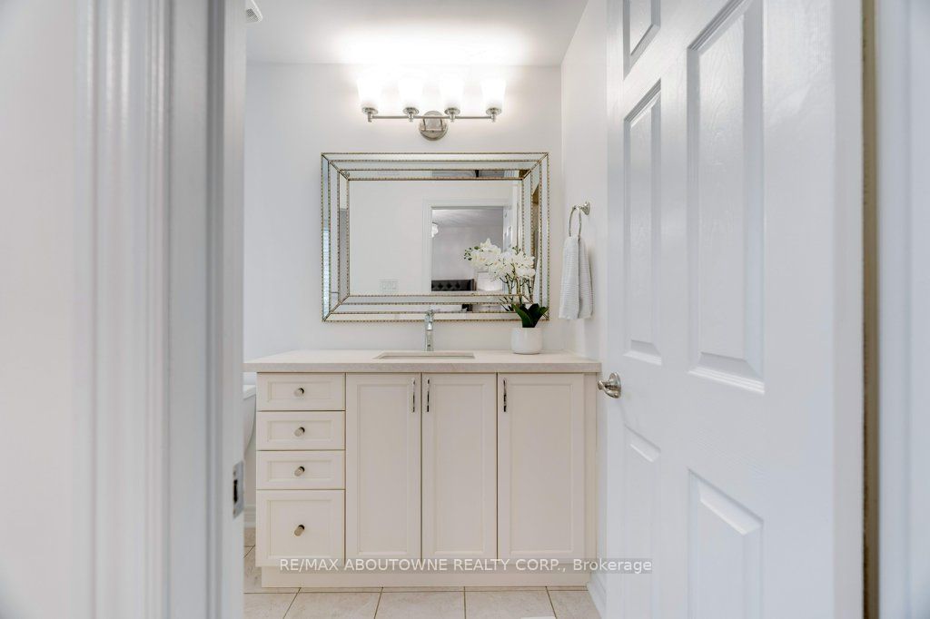 231 Sarah Cline Drive, Oakville ‣ W12478306 231 Sarah Cline Drive, Oakville ‣ W12478306