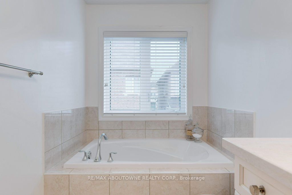 231 Sarah Cline Drive, Oakville ‣ W12478306 231 Sarah Cline Drive, Oakville ‣ W12478306