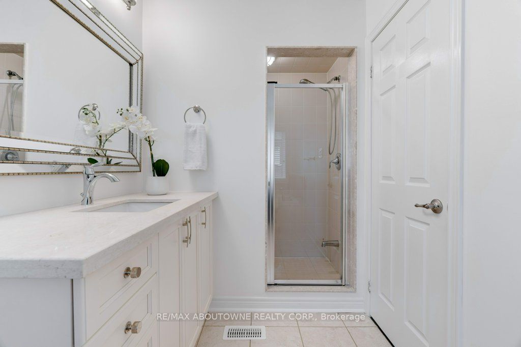 231 Sarah Cline Drive, Oakville ‣ W12478306 231 Sarah Cline Drive, Oakville ‣ W12478306