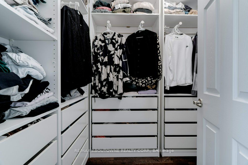231 Sarah Cline Drive, Oakville ‣ W12478306 231 Sarah Cline Drive, Oakville ‣ W12478306
