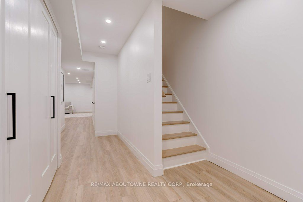 231 Sarah Cline Drive, Oakville ‣ W12478306 231 Sarah Cline Drive, Oakville ‣ W12478306