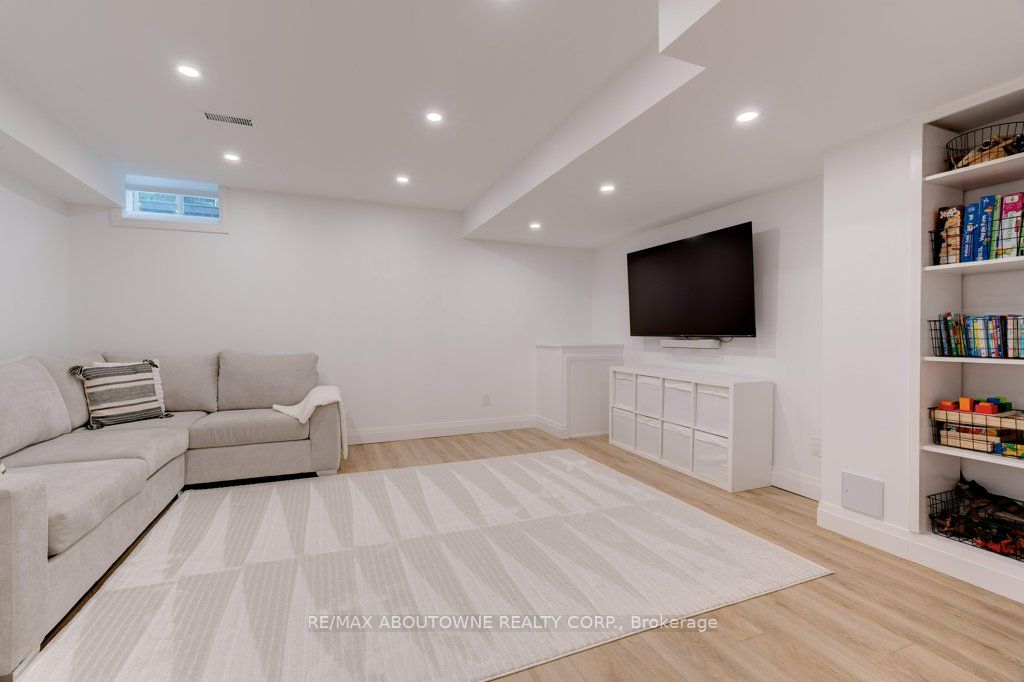 231 Sarah Cline Drive, Oakville ‣ W12478306 231 Sarah Cline Drive, Oakville ‣ W12478306