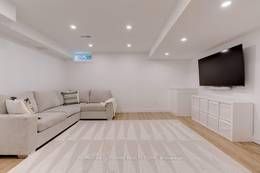 231 Sarah Cline Drive, Oakville ‣ W12478306 231 Sarah Cline Drive, Oakville ‣ W12478306