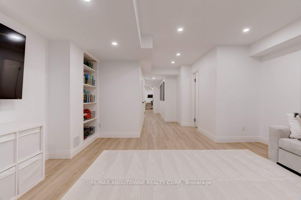 231 Sarah Cline Drive, Oakville ‣ W12478306 231 Sarah Cline Drive, Oakville ‣ W12478306