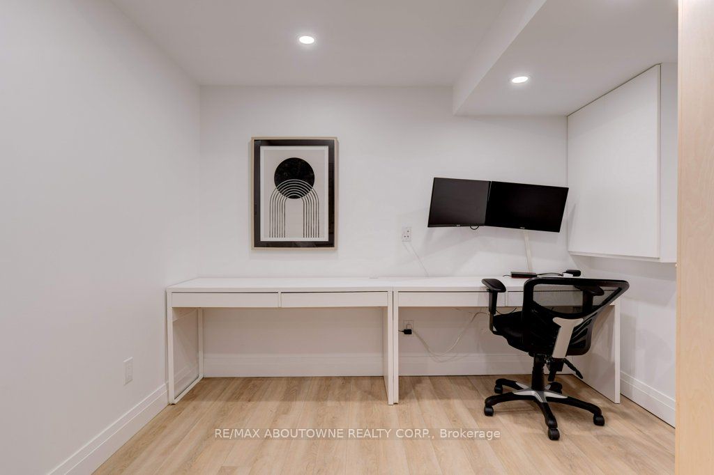 231 Sarah Cline Drive, Oakville ‣ W12478306 231 Sarah Cline Drive, Oakville ‣ W12478306