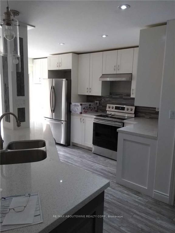 2502 Postmaster Drive, Oakville ‣ W12481235 2502 Postmaster Drive, Oakville ‣ W12481235