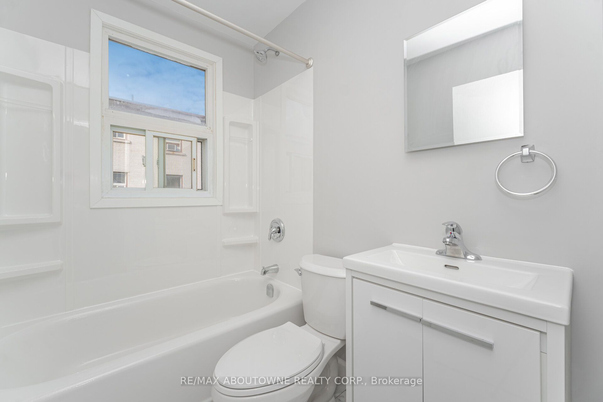 1031 Churchill Avenue, Oakville ‣ W12482483 1031 Churchill Avenue, Oakville ‣ W12482483