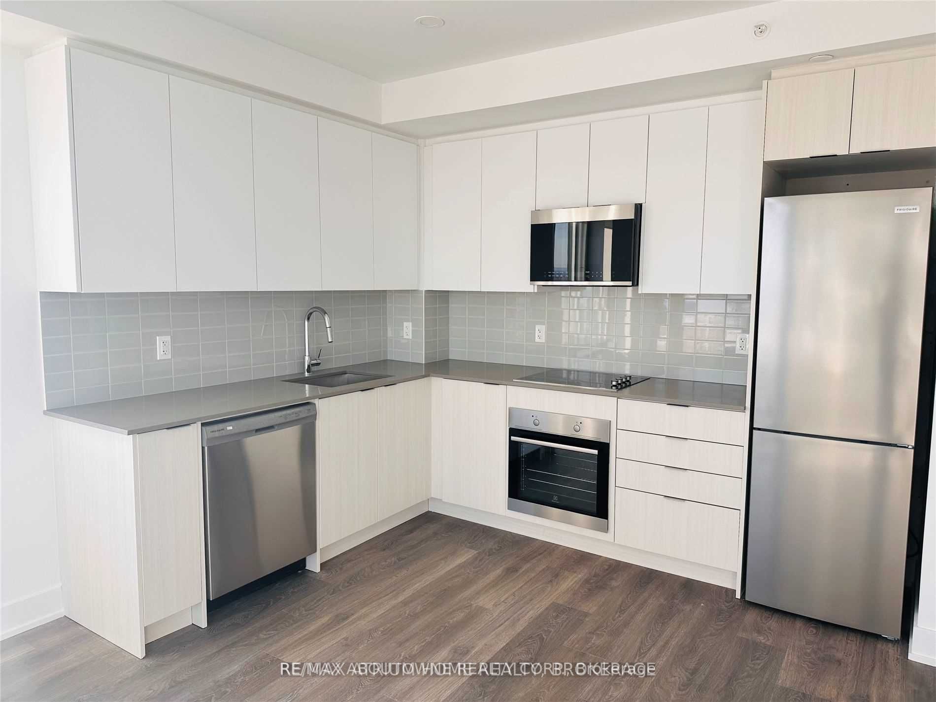 13 – 2489 Taunton Road, Oakville ‣ W12484941 13 – 2489 Taunton Road, Oakville ‣ W12484941