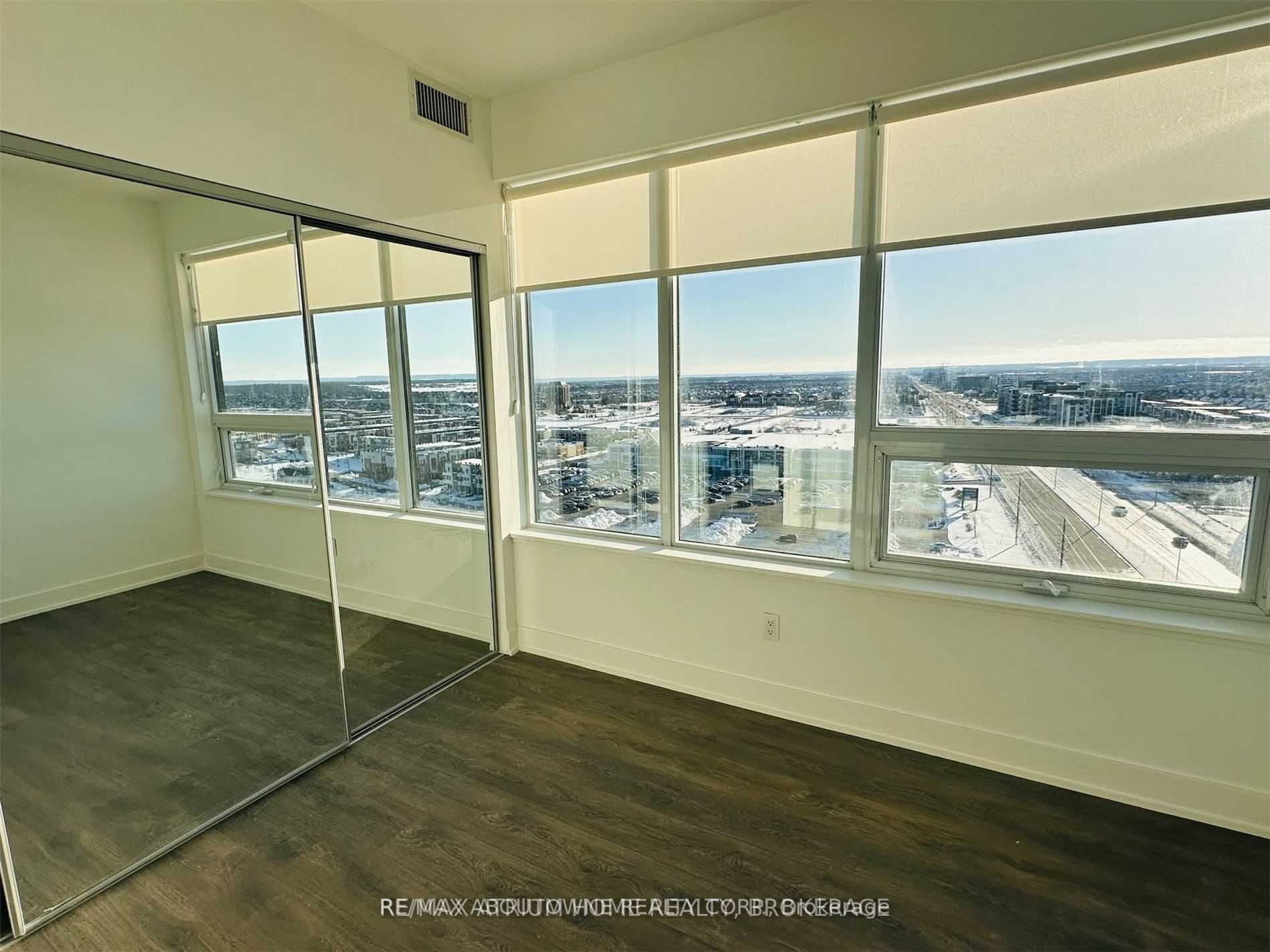 13 – 2489 Taunton Road, Oakville ‣ W12484941 13 – 2489 Taunton Road, Oakville ‣ W12484941