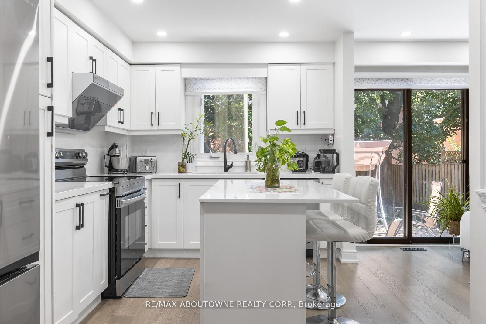 1118 Avondale Drive, Oakville ‣ W12485320 1118 Avondale Drive, Oakville ‣ W12485320