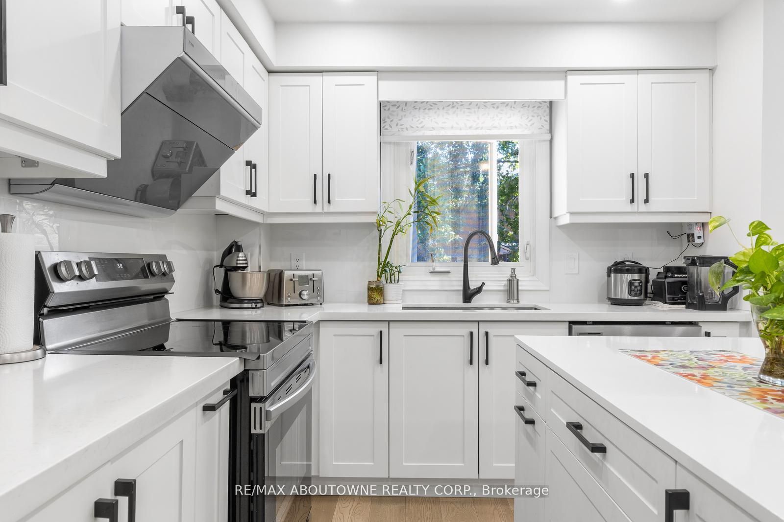 1118 Avondale Drive, Oakville ‣ W12485320 1118 Avondale Drive, Oakville ‣ W12485320