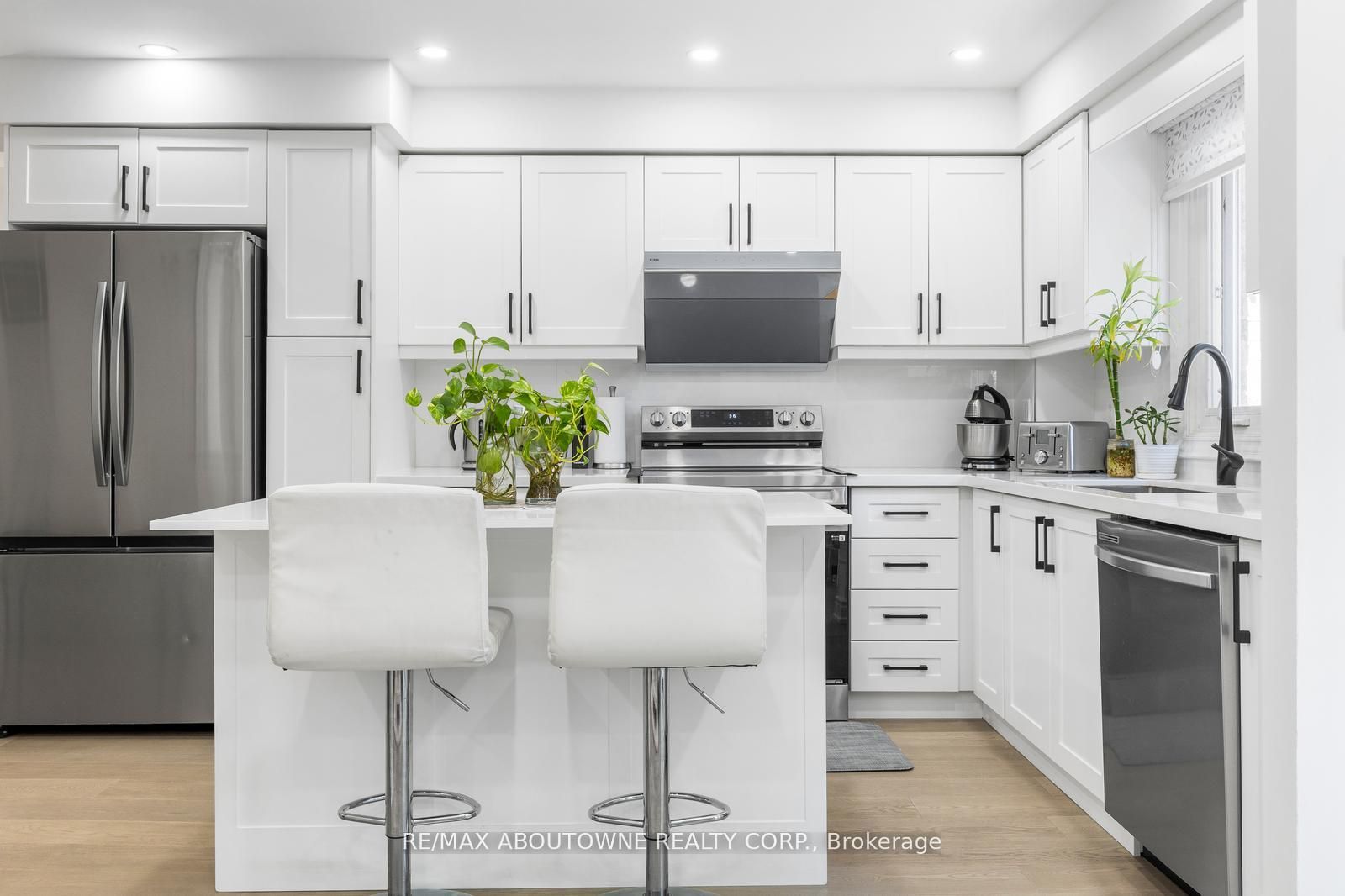 1118 Avondale Drive, Oakville ‣ W12485320 1118 Avondale Drive, Oakville ‣ W12485320