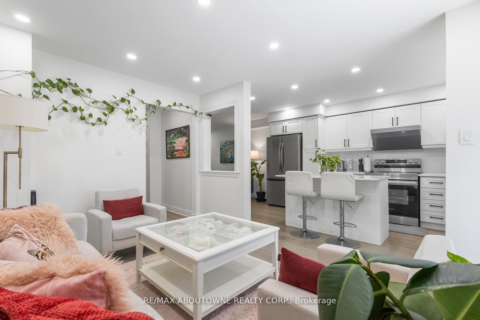 1118 Avondale Drive, Oakville ‣ W12485320 1118 Avondale Drive, Oakville ‣ W12485320