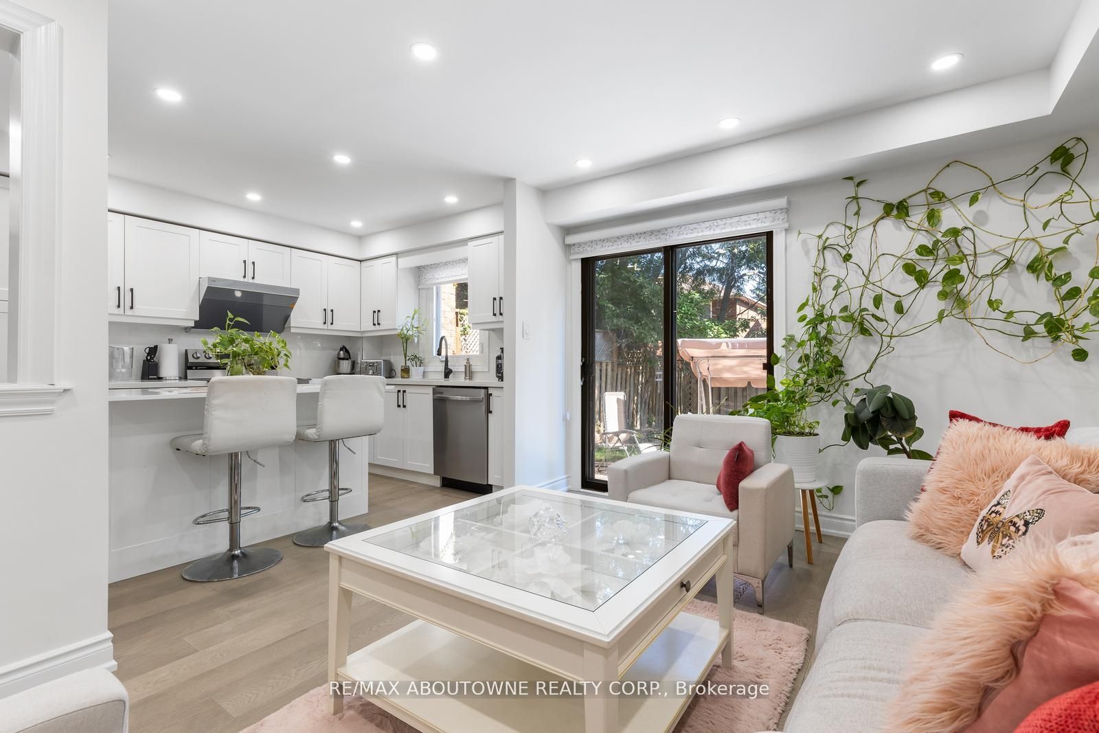 1118 Avondale Drive, Oakville ‣ W12485320 1118 Avondale Drive, Oakville ‣ W12485320