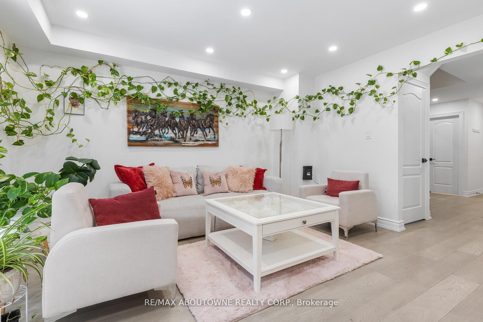 1118 Avondale Drive, Oakville ‣ W12485320 1118 Avondale Drive, Oakville ‣ W12485320