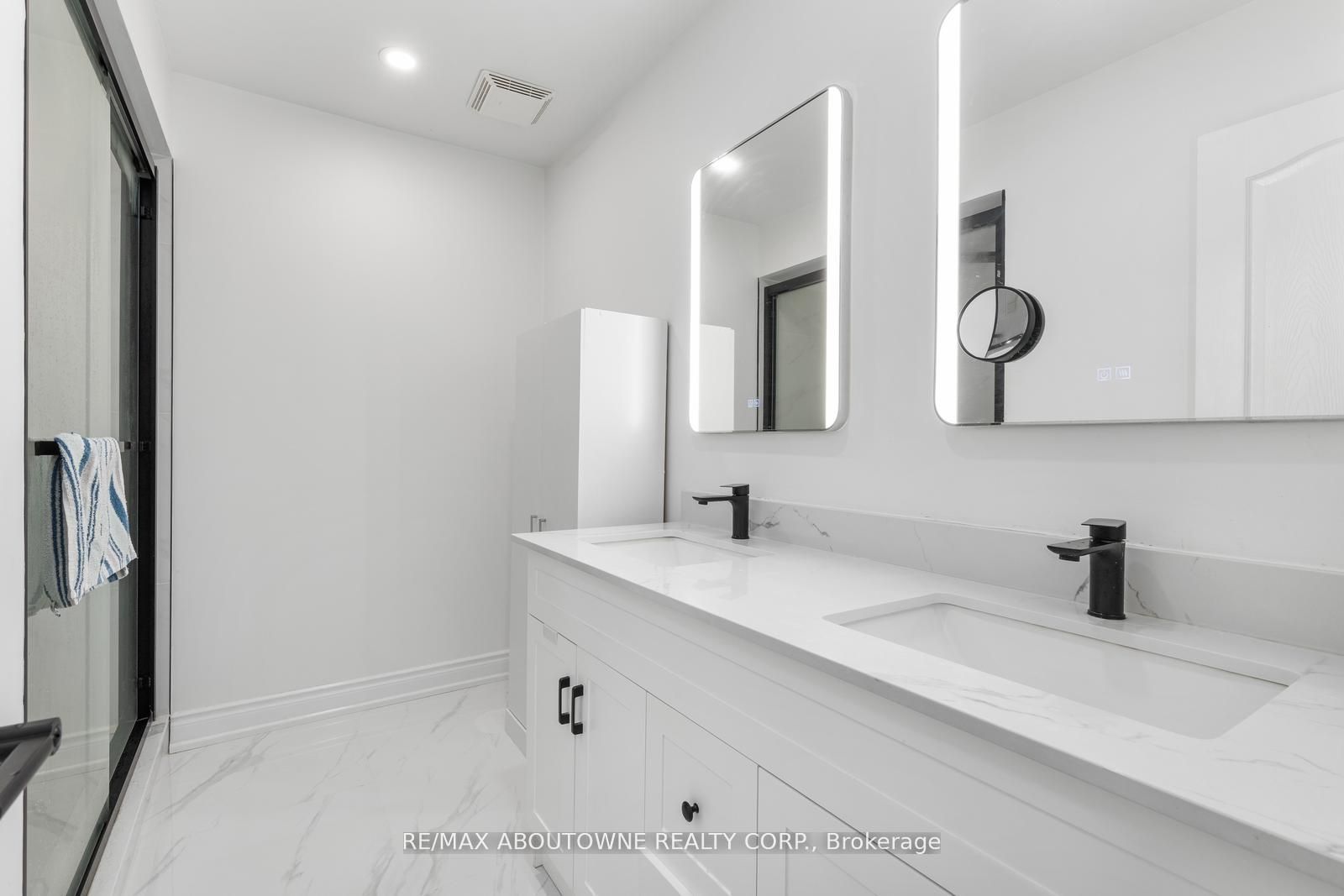 1118 Avondale Drive, Oakville ‣ W12485320 1118 Avondale Drive, Oakville ‣ W12485320