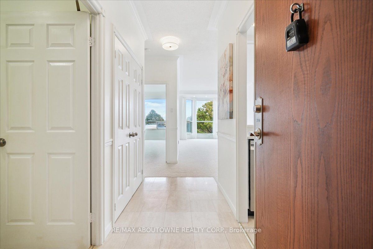 14 – 2511 Lakeshore Road, Oakville ‣ W12485643 14 – 2511 Lakeshore Road, Oakville ‣ W12485643