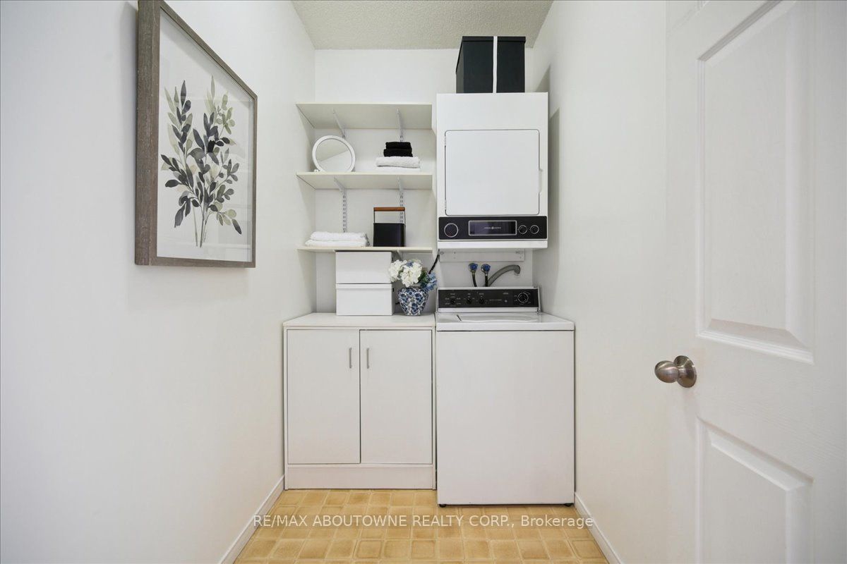 14 – 2511 Lakeshore Road, Oakville ‣ W12485643 14 – 2511 Lakeshore Road, Oakville ‣ W12485643