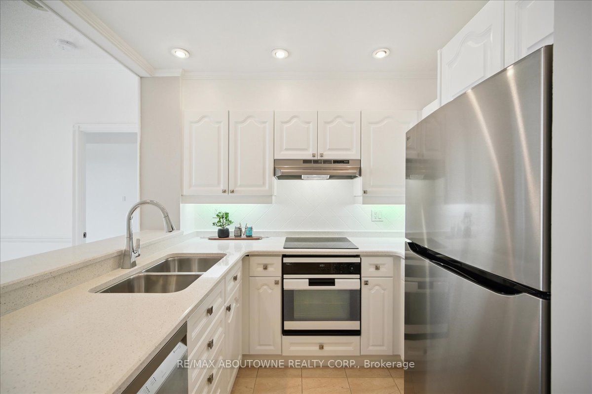 14 – 2511 Lakeshore Road, Oakville ‣ W12485643 14 – 2511 Lakeshore Road, Oakville ‣ W12485643