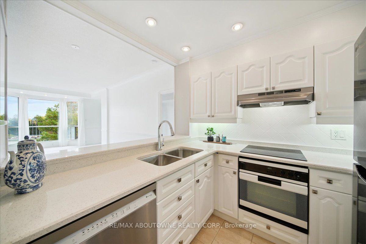 14 – 2511 Lakeshore Road, Oakville ‣ W12485643 14 – 2511 Lakeshore Road, Oakville ‣ W12485643