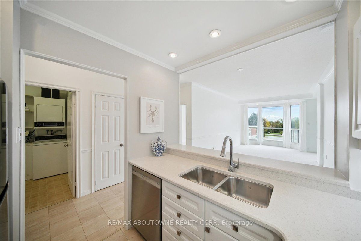 14 – 2511 Lakeshore Road, Oakville ‣ W12485643 14 – 2511 Lakeshore Road, Oakville ‣ W12485643