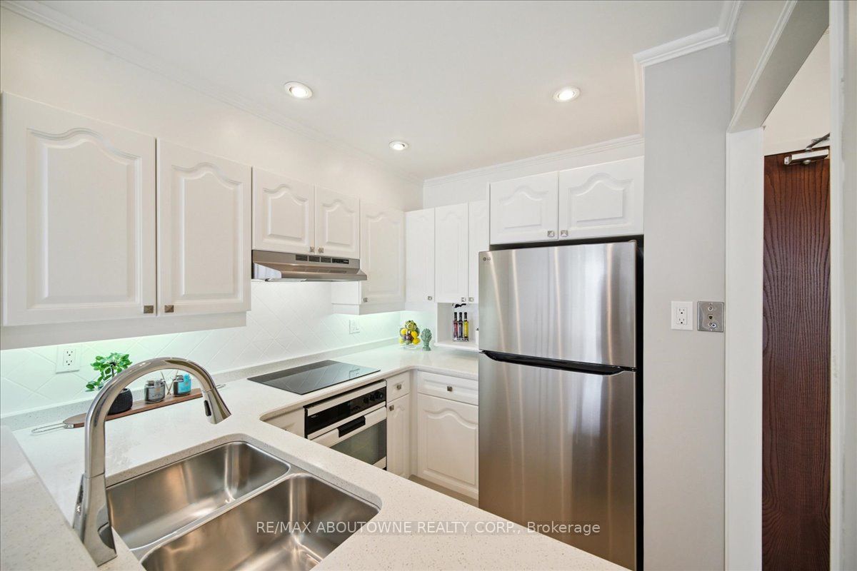 14 – 2511 Lakeshore Road, Oakville ‣ W12485643 14 – 2511 Lakeshore Road, Oakville ‣ W12485643