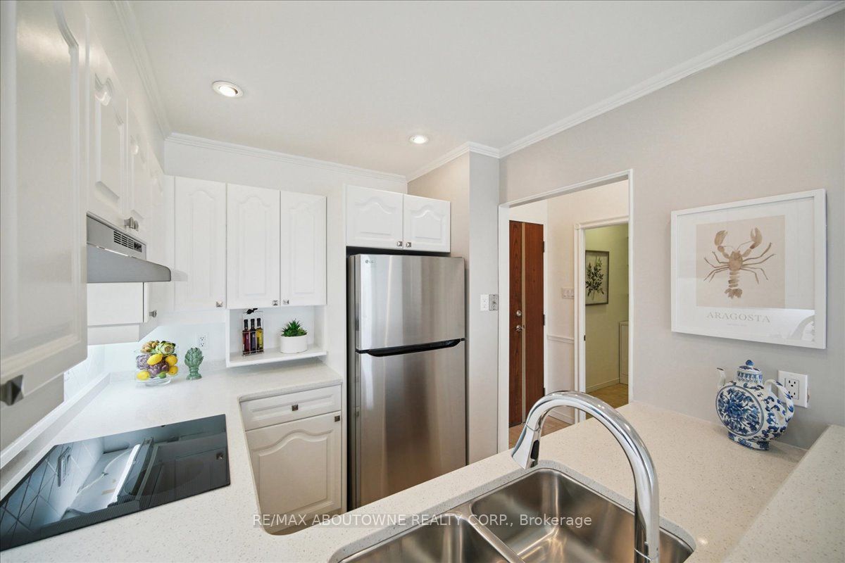 14 – 2511 Lakeshore Road, Oakville ‣ W12485643 14 – 2511 Lakeshore Road, Oakville ‣ W12485643